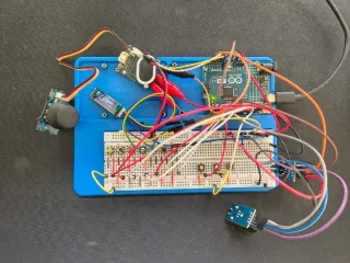 Erster Breadboard-Prototyp: Arduino, OLED-Display, Joystick und Drehencoder, verbunden mit vielen Steckkabeln